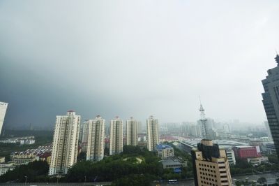 昨天，陰雨天氣趕走了霧霾。劉瀏 攝