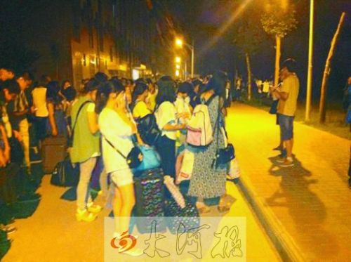 河南師范大學新聯學院的學生連夜撤離。