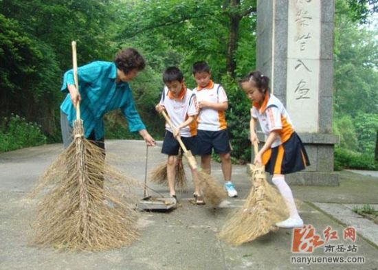 南岳煙草志愿服務隊“環?！痹谛袆?圖)