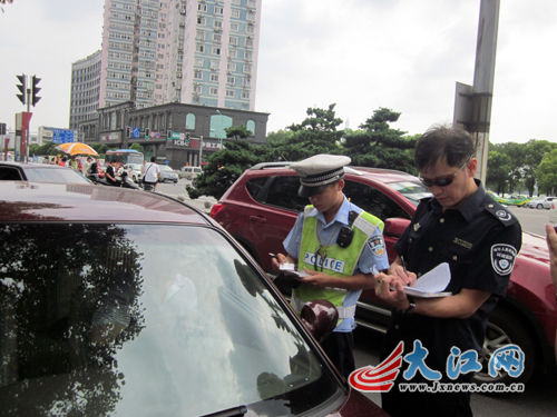 南昌環保限行大限在即仍有部分車主未領黃綠標（圖）
