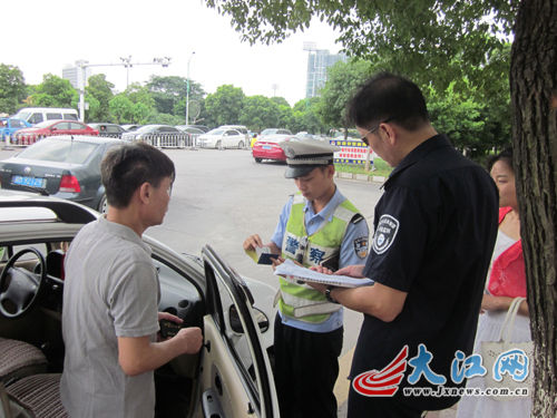 南昌環保限行大限在即仍有部分車主未領黃綠標（圖）