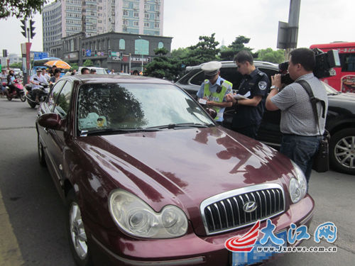 南昌環保限行大限在即仍有部分車主未領黃綠標（圖）