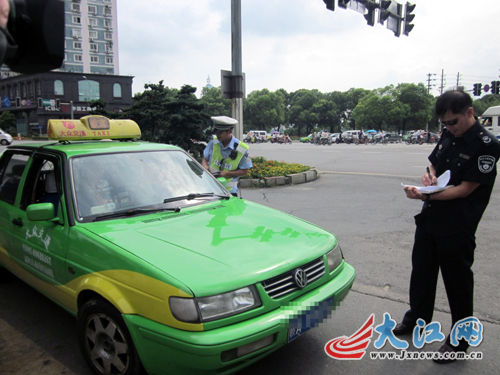 南昌環保限行大限在即仍有部分車主未領黃綠標（圖）