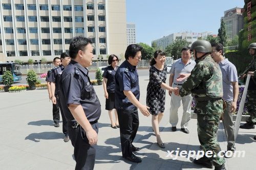 新疆環保宣教中心與監察總隊慰問維穩武警