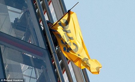 “綠色和平”的成員們在“碎片大廈”上揮舞旗幟