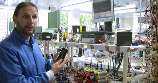英國科學家發明利用尿液發電提供能源的手機(圖)