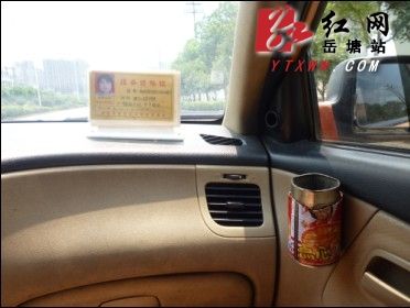 低碳環保的哥自制簡易雜物罐確保乘客不亂扔垃圾