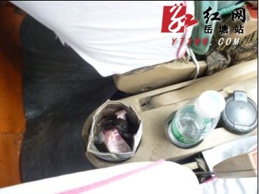 低碳環保的哥自制簡易雜物罐確保乘客不亂扔垃圾