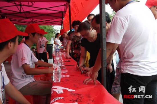 湖南科大化工學院志愿者走進湘潭向市民進行低碳環保普及