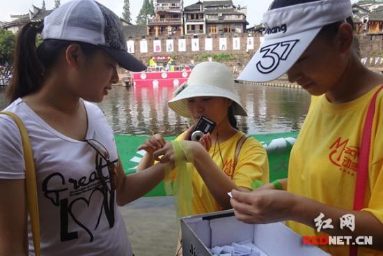 湖南師范大學旅游學院赴鳳凰宣傳環保知識(圖)