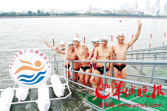 橫渡珠江活動前夕環保局“試水”稱體感良好