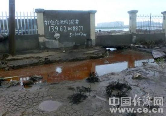 明盛化工廠區西側，紅色酸性污水從廠區內流出。蔣毅坤/攝