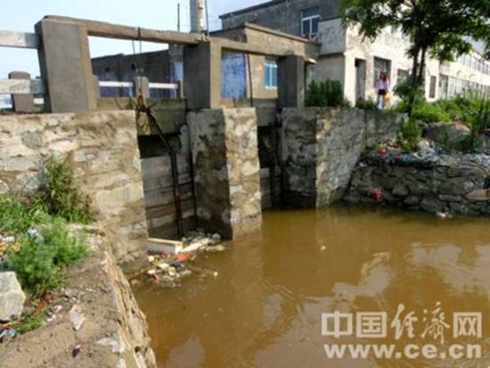 酸性污水可以通過這道閘直接流入五灌河，五灌河在不遠處流入大海，這條河是燕尾港鎮的飲水源。蔣毅坤/攝