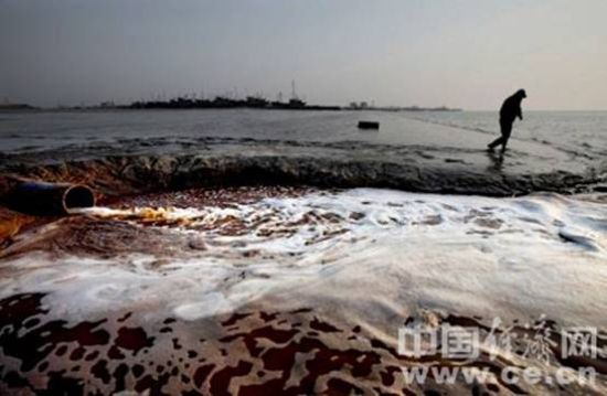 酸性污水可以通過這道閘直接流入五灌河，五灌河在不遠處流入大海，這條河是燕尾港鎮的飲水源。蔣毅坤/攝