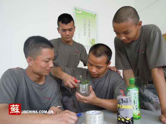 江蘇省軍區某部官兵自制環保工藝品倡導綠色生活