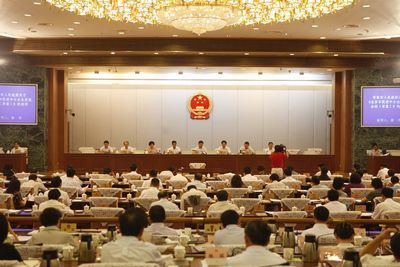 北京市十四屆人大常委會召開的第五次會議聽取了市政府關于《北京市大氣污染防治條例(草案)》的說明