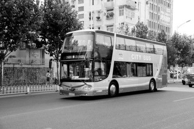 省城首批新能源雙層大巴上路（圖）