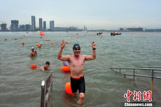 浙江地方環保局負責人下江游泳感覺水質不錯(圖)