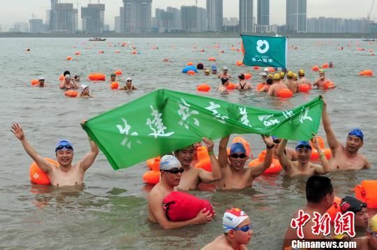 浙江地方環保局負責人下江游泳感覺水質不錯(圖)