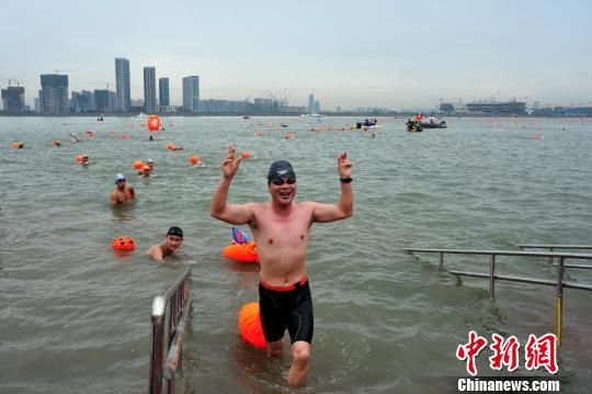 一名游泳愛好者到達終點　