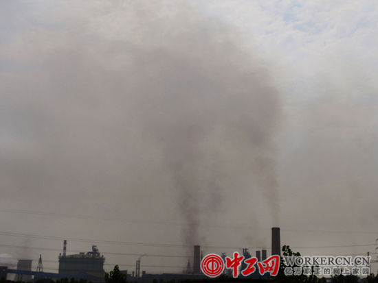 廠區內數10根煙囪噴云吐霧，白、黑、紅、黃、灰煙此起彼伏。五色煙塵形成的霧霾，遮天蔽日。(張悅 攝)