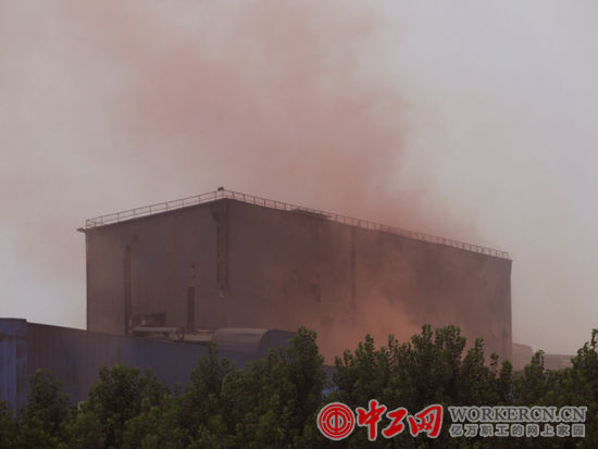 臨沂三德特鋼標榜下大力氣抓好節能、環保、技術改造工作，投資10億元，重點實施了七大節能、環保和技改工程?？墒俏廴緹o處不在。(張悅 攝)