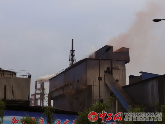 廠區內被煙塵熏染的廠房，已找不著本色，黑洞般張開的大小窗眼，鬼魅般猙獰。(張悅 攝)