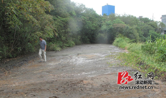 化工廠排污口堆積百噸廢渣村民不敢喝井水[圖]