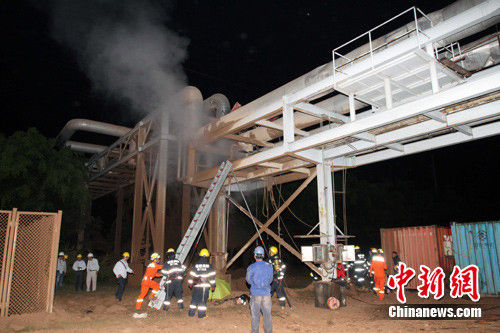 14日深夜，位于廈門市海滄區的廈門一化工廠發生蒸汽管道爆炸。據記者了解，爆炸截至目前造成1死4傷。圖為消防人員正在爆炸現場。