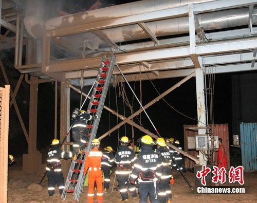 14日深夜，位于廈門市海滄區的廈門一化工廠發生蒸汽管道爆炸。據記者了解，爆炸截至目前造成1死4傷。圖為消防人員正在爆炸現場。