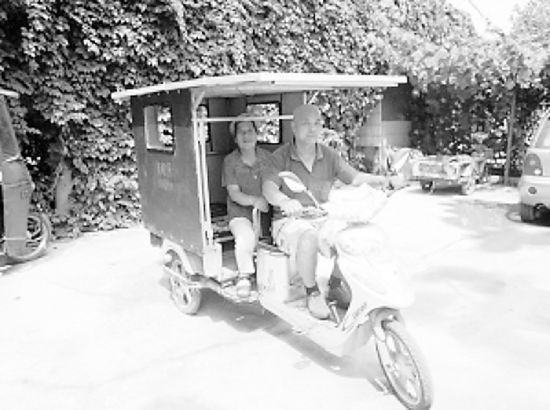 衡水老人自制太陽能環保電動三輪車