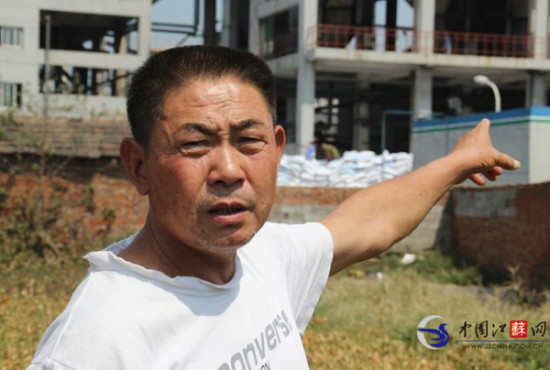 江蘇淮安菜地疑被化工廠污染近10畝農作物枯死