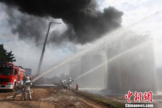 甘肅慶陽石油化工火災演練高噴消防車顯威力