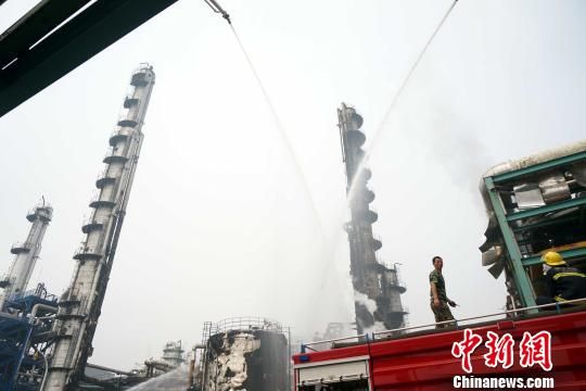 消防官兵在新鄉中新化工有限責任公司爆炸事發現場進行沖洗、滅火。 李志全 攝