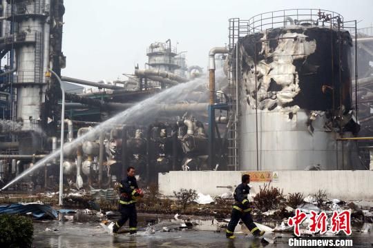 兩名消防官兵從新鄉中新化工有限責任公司爆炸事發現場走過。 李志全 攝
