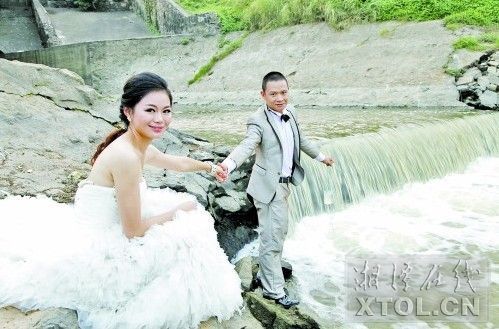 湘潭環保志愿者在排污口拍婚紗照希望大家關注母親河
