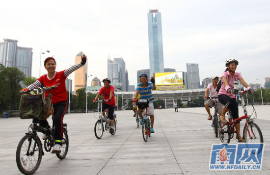 多名廣州“拜客”騎車宣傳綠色出行環保概念