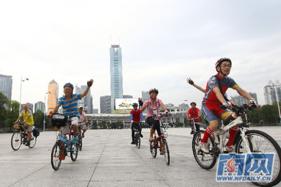 多名廣州“拜客”騎車宣傳綠色出行環保概念