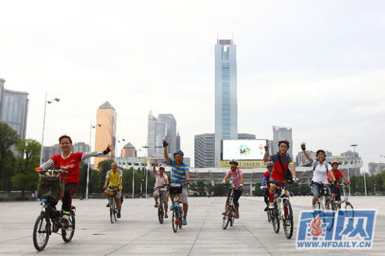 多名廣州“拜客”騎車宣傳綠色出行環保概念