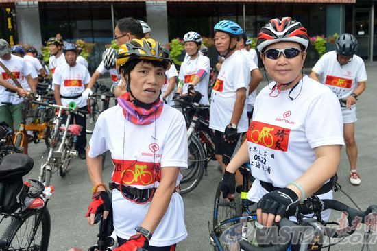 宣傳綠色環保理念滬百余志愿者騎車上街巡游[組圖]