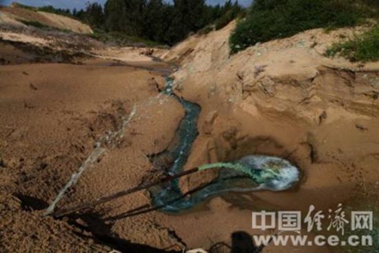 綠色污水被噴淋進入廠區南面的荒漠中。蔣毅坤攝