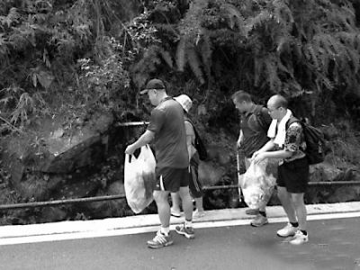邊下鼓山邊撿垃圾這幾位游客不忘環保