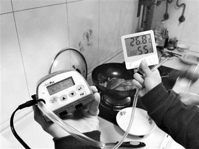 炒絲瓜第5分鐘，PM2.5已經達到787微克/立方米。