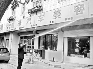 蘭州：西園街道自制環保灑水車降塵