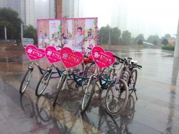 60名自行車騎友送親宜賓小夫妻辦環保婚禮