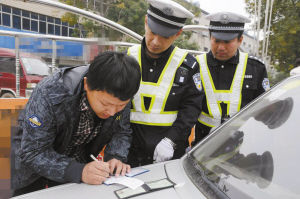 無環保標志貼上路滄州交警開首個罰單