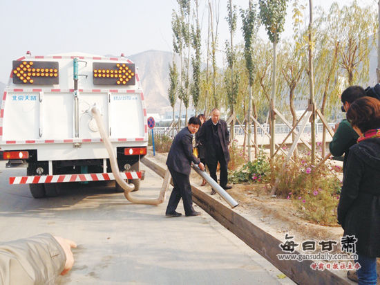 蘭州“環保衛士”正在處理路面(圖)