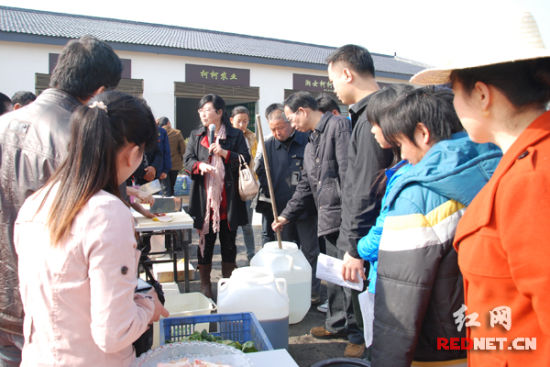 借助農莊資源普及環保志愿者下鄉教村民做酵素