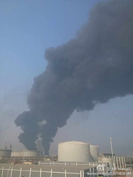 青島老黃島麗東化工場區發生爆炸路面爆裂車輛掀翻（組圖）