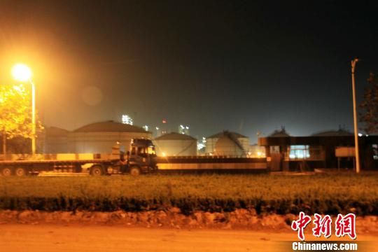 青島爆燃現場：爆炸點附近現化工廠巨型儲存罐(圖)